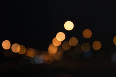 Odaklanamayan gece lambaları. Şehir soyut bokeh arkaplanı.