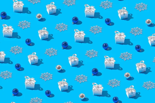 Творческий Узор Скользящих Белых Подарочных Коробок Декоративных Шаров Снежинок Голубом — стоковое фото