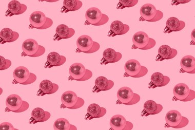 Pastel arka planda süs eşyalarından yapılmış basit bir desen. Yaratıcı kış kompozisyonu. Noel partisi ve festival konsepti. Asgari biçim. 2023 yılının rengi