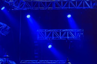 Koyu mavi arka planda bir konserde konsolda sahne ışıkları