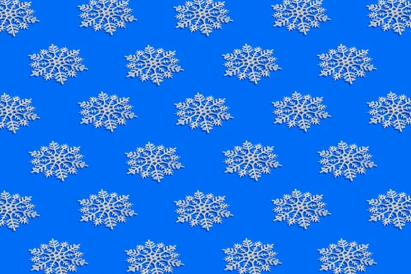 Wzór Zimowy Wykonany Białych Płatków Śniegu Jasnoniebieskim Tle Koncepcja Święta — Zdjęcie stockowe