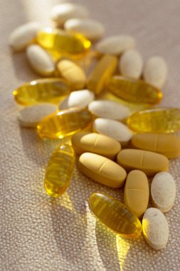 Pastel arka planda haplar kapanıyor. Sağlık hizmeti konsepti. İlaçlar ve vitaminler