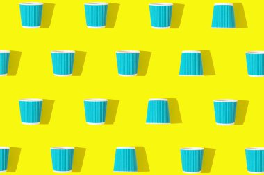 Parlak sarı arka planda ilerlemek için mavi kahve ya da çaydan yapılmış yaratıcı desen. Çevre dostu kavram. Düz yatıyordu. Üst görünüm