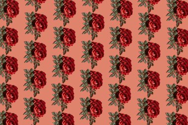 Parlak arkaplanda kırmızı gül tomurcuğundan yapılmış güzel çiçek deseni. Asgari düzeyde. Tebrik kartı teması. Doğa konsepti. Üst Manzara. Düz yatıyordu