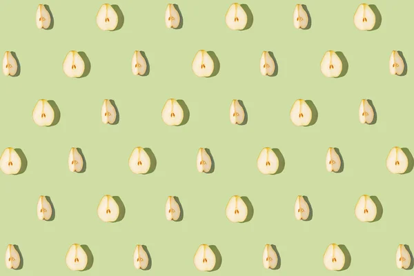 Kreatives Muster Aus Rohen Scheiben Geschnittenen Birnen Auf Grünem Pastell — Stockfoto