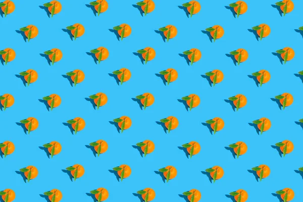 Creatief Patroon Gemaakt Van Frisse Oranje Mandarijnen Een Helderblauwe Achtergrond — Stockfoto