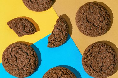 Parlak arka planda kahverengi Amerikan kurabiyeleri. Asgari düzeyde. Fırın ve pasta konsepti. Üst Manzara. Düz yatıyordu