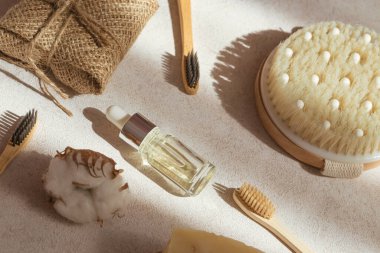 Eko kozmetik ürünleri ve aletleri. Bir şişe yağ ya da serum, el yapımı sabun, bambu diş fırçası, pastel arka planda gölgeli doğal ahşap fırça. Plastiksiz, sıfır atık, sürdürülebilir yaşam tarzı konsepti.
