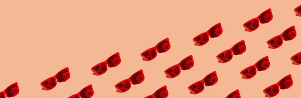 Δημιουργικό Σχέδιο Banner Από Κόκκινα Γυαλιά Ηλίου Μπουμπούκια Τριαντάφυλλου Παστέλ — Φωτογραφία Αρχείου
