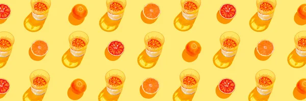 Kreatives Bannermuster Aus Geschnittener Grapefruit Blutorange Und Glas Mit Limonade — Stockfoto