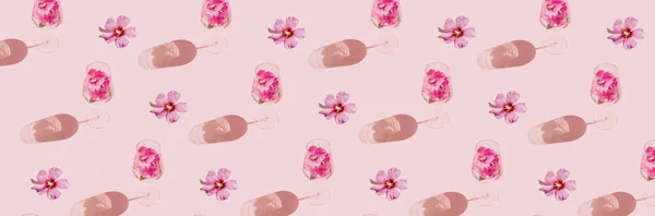 Květinový Vzor Banner Skla Ibiškem Květinové Vody Pastelově Růžovém Pozadí — Stock fotografie