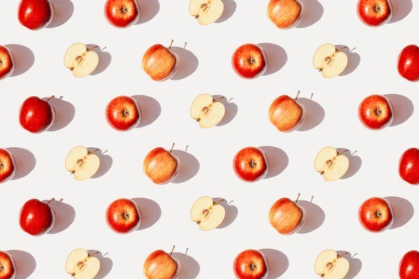 白を背景に影のあるリンゴの果実で作られた創造的なパターン 健康的な食品やビタミンの概念 ミニマルなスタイル 最上階だ — ストック写真
