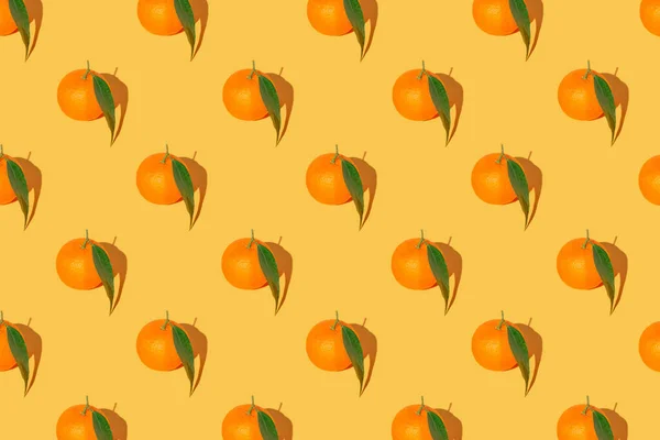 明るい背景に緑の葉を持つ新鮮なオレンジ色のみかんで作られた創造的なパターン 夏のリフレッシュメントとビタミンのコンセプト ミニマルスタイル — ストック写真