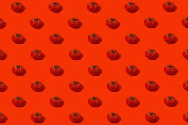 Padrão Criativo Feito Tomate Fresco Fundo Vermelho Brilhante Conceito Alimentação — Fotografia de Stock
