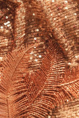 Parlak arka planda altın dekoratif dallar ve pullar. Tatil arkaplanı. Kutlama ve parti konsepti.