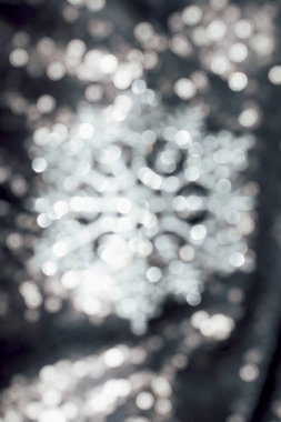 Kar tanesi şeklindeki soyut bokeh arkaplanı. Odaklanamayan ışıklar. Parti, kutlama ve tatil konsepti