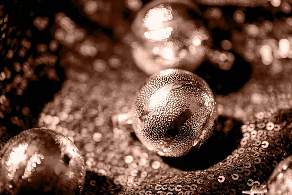 Parlak arka planda dekoratif Xmas mücevherlerinden yapılmış şenlikli bir kompozisyon. Noel ve yeni yıl kutlaması ve parti konsepti. 2025 yılının rengi