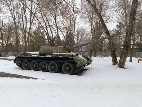 Sovyet savaş tankı askeri bir parkta.