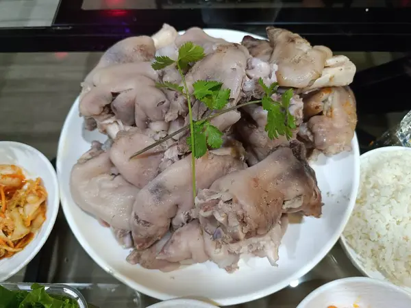 Lezzetli Asya yemekleri, haşlanmış domuz bacakları.