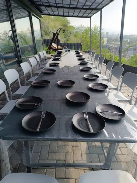 Şehirdeki restoranın içinde.