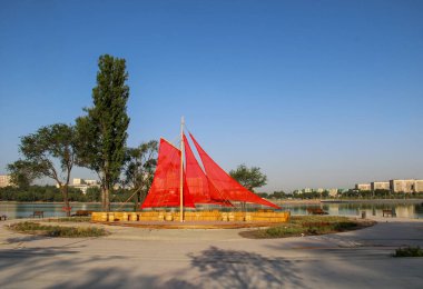 Şehrin manzarası, kızıl yelkenler