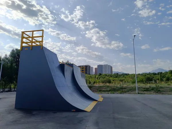 Şehrin modern mimarisi, kaykay rampası