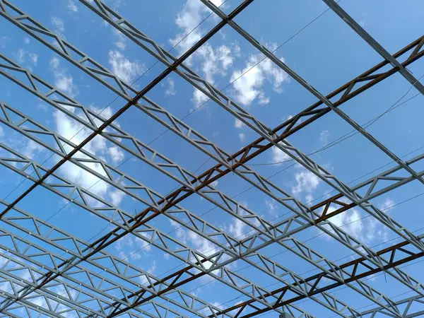 Çelik çatı ve mavi gökyüzü