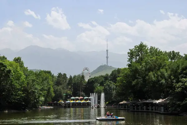 Parktaki göl manzarası