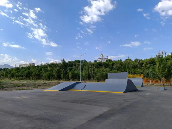 Parktaki yol manzarası, şehirdeki spor sahasında kaykay rampası.