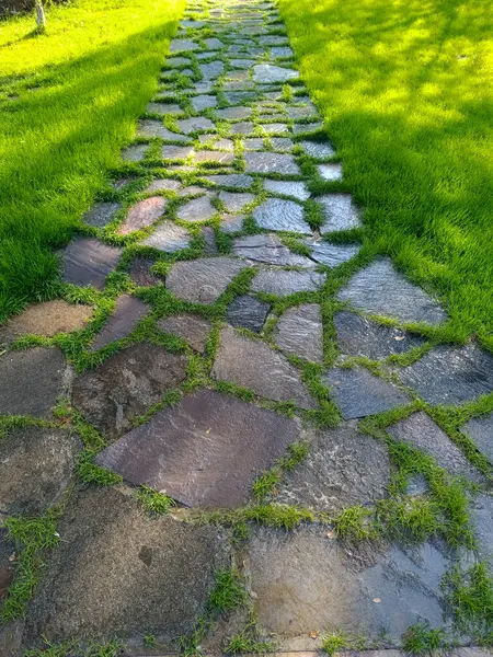 doğal taş karolardan yapılmış ıslak patika