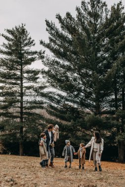 Dağlardaki bir ormanda yürüyen büyük bir aile. Aile bir sonbahar günü birlikte vakit geçirir..