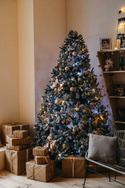 Evde hediyelerle süslenmiş Noel ağacı..