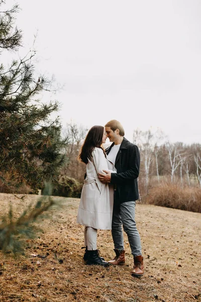 Ehepaar Umarmt Sich Einem Herbsttag Einem Park — Stockfoto
