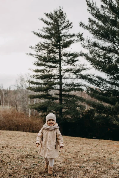 Маленькая Девочка Гуляет Одна Лесу Большими Высокими Деревьями — стоковое фото