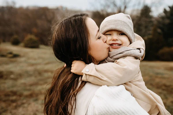 Mor Håller Liten Dotter Famnen Kysser Henne Kinden Utomhus Park — Stockfoto