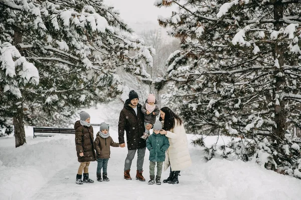Velká Šťastná Rodina Tráví Čas Venku Zasněžené Zimní Den Procházky — Stock fotografie