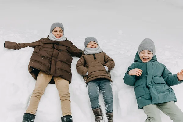 Děti Dělají Sněhové Anděly Sněhu Smějí — Stock fotografie