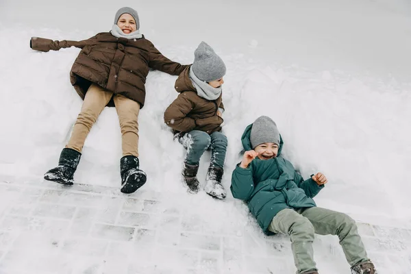 Děti Hrají Sněhu Smějí Chladný Zimní Den — Stock fotografie