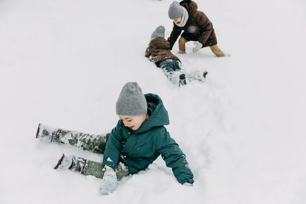 Дети Играют Снегу Холодный Зимний День — стоковое фото