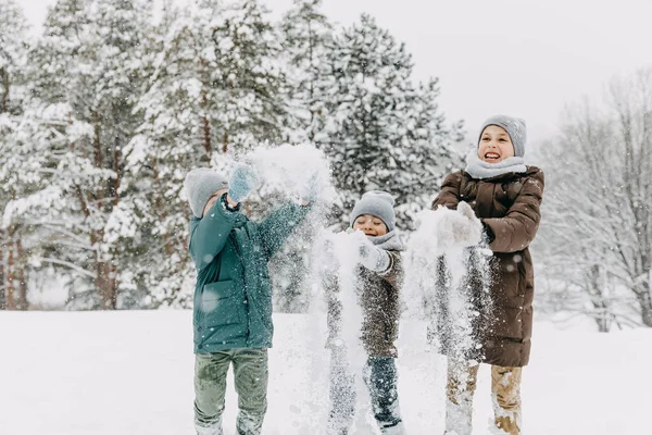 Děti Hrají Sněhu Smějí Vyhazují Sníh Vzduchu — Stock fotografie
