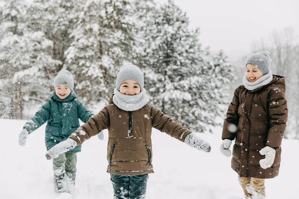 Děti Hrají Venku Sněhobílého Zimního Dne Lese — Stock fotografie