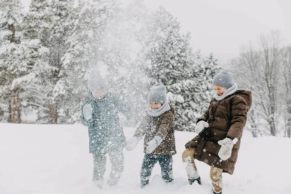 Çocuklar Kış Günü Dışarıda Oynuyorlar Gülüyorlar Havaya Kar Atıyorlar — Stok fotoğraf