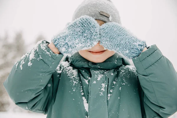 Liten Pojke Snöig Vinterdag Täcker Ögonen Med Stickade Vantar Snö — Stockfoto