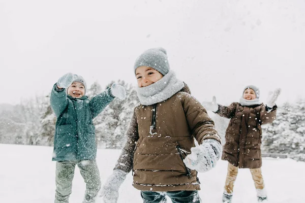 Děti Venku Hrají Sněhobílého Zimního Dne Lese Smějí Baví — Stock fotografie