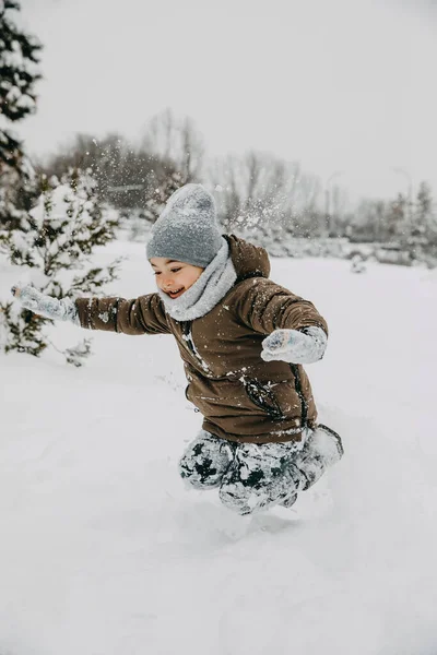 Chlapec Hraje Zimní Den Skáká Hlubokém Sněhu Horách — Stock fotografie