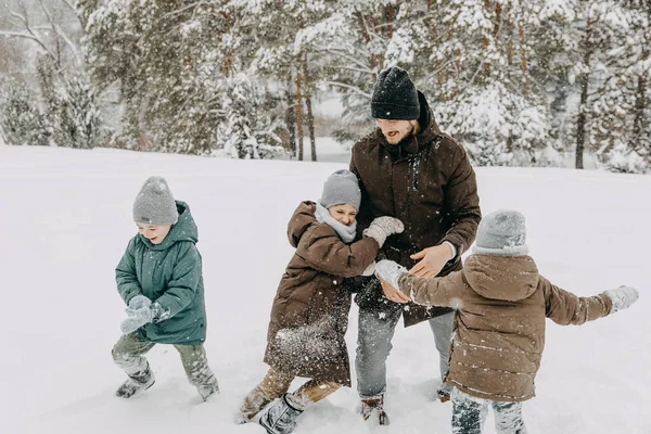 Otec Hraje Dětmi Sněžný Zimní Den Děti Snaží Tlačit Tátu — Stock fotografie