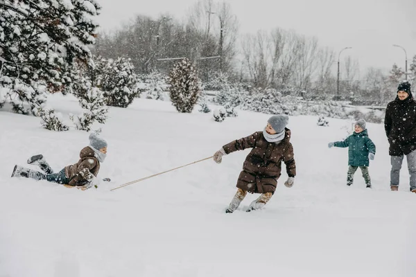 Çocuklar Karlı Kış Gününde Oynuyorlar Çocuk Kızak Çekiyor — Stok fotoğraf