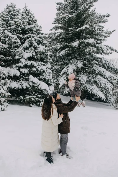 Matka Otec Hrají Dceruškou Venku Zasněženém Zimním Dni Horách — Stock fotografie