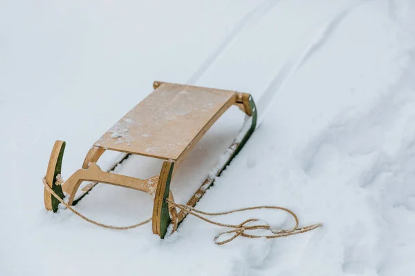 Деревянные Сани Ручной Работы Снегу — стоковое фото