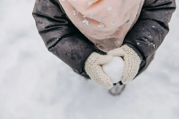 Κοντινό Πλάνο Ενός Παιδιού Γάντια Που Φτιάχνει Μια Χιονόμπαλα — Φωτογραφία Αρχείου